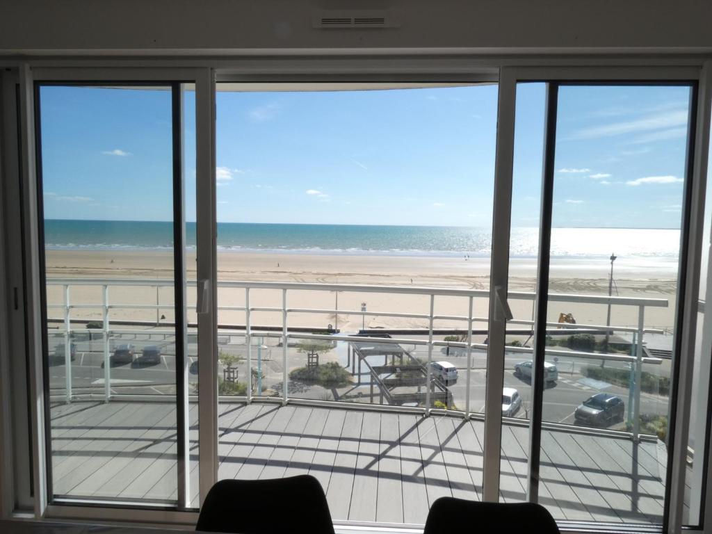 een kamer met uitzicht op het strand en de oceaan bij Appartement Saint-Jean-de-Monts, 3 pièces, 5 personnes - FR-1-323-230 in Saint-Jean-de-Monts