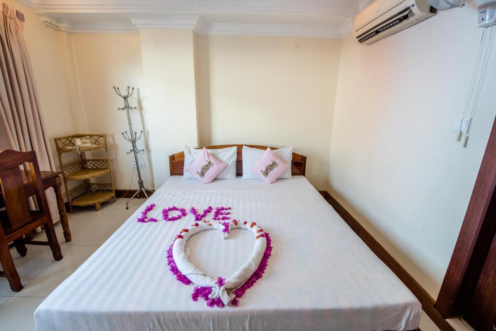 Postel nebo postele na pokoji v ubytování Seng Hout Hotel