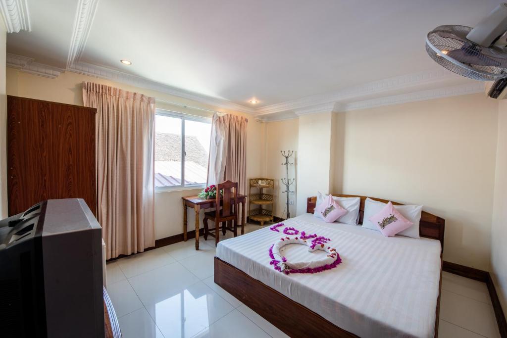 Postel nebo postele na pokoji v ubytování Seng Hout Hotel