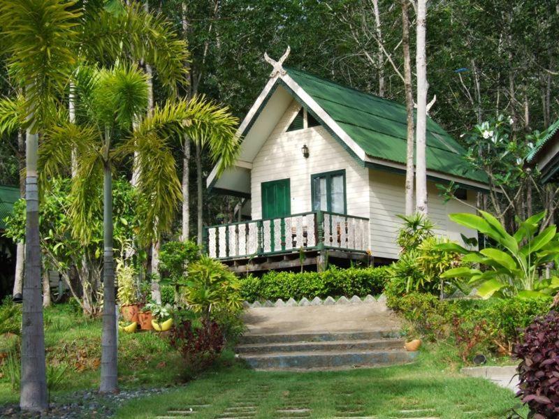 een klein wit huis met een groen dak bij Para Resort in Ko Chang