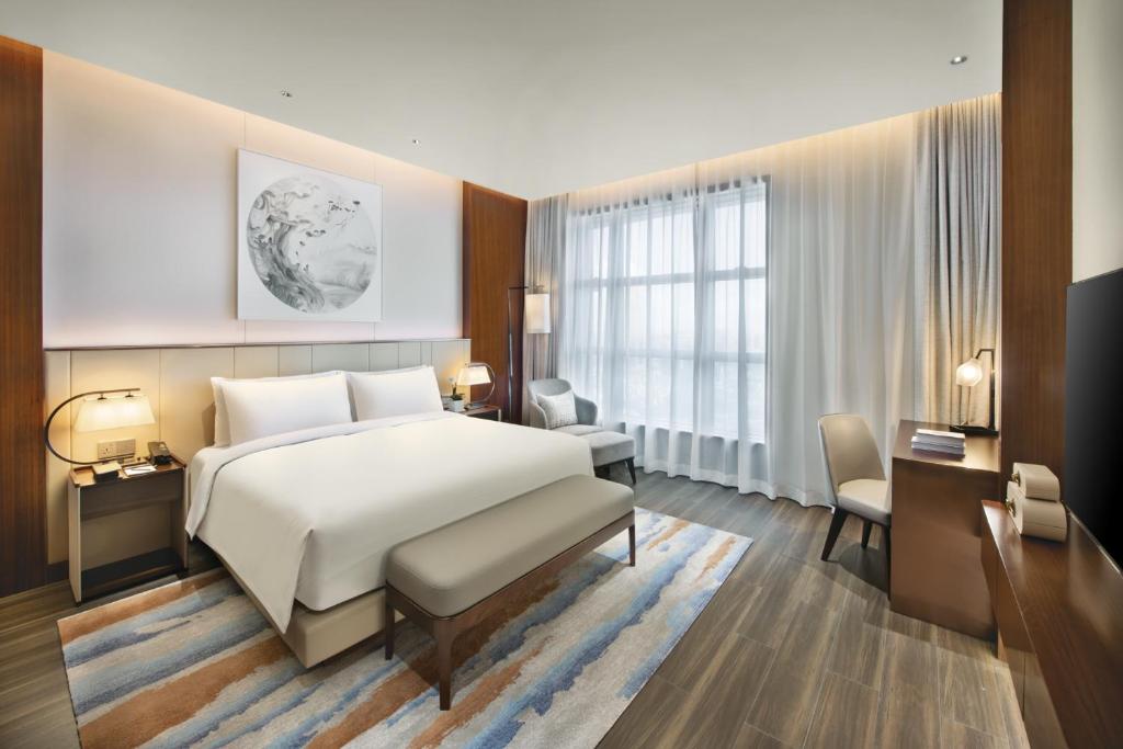 Postel nebo postele na pokoji v ubytování Oakwood Residence Foshan