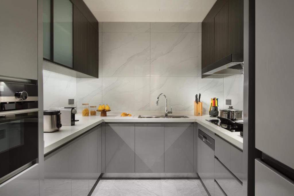 Kuchyň nebo kuchyňský kout v ubytování Oakwood Residence Foshan