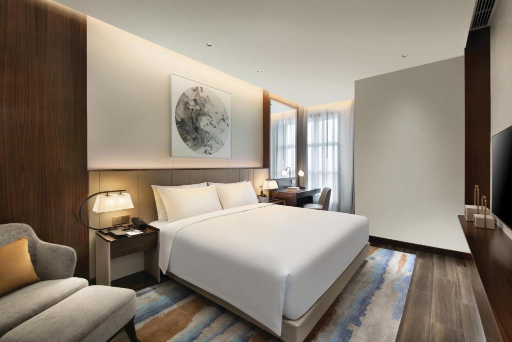 Postel nebo postele na pokoji v ubytování Oakwood Residence Foshan