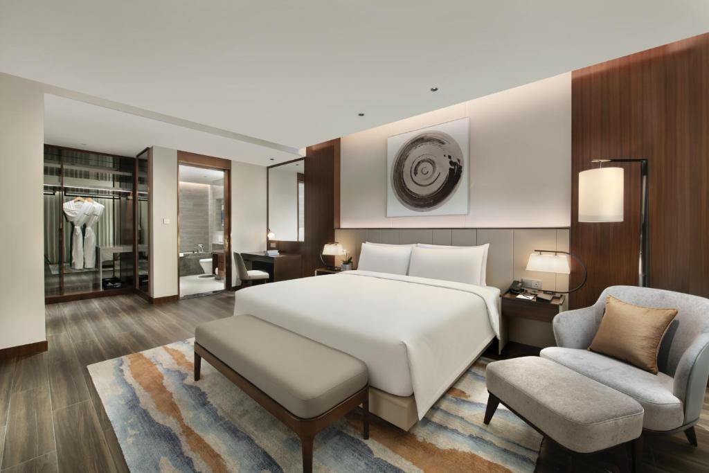 Postel nebo postele na pokoji v ubytování Oakwood Residence Foshan