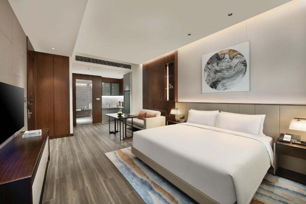 Postel nebo postele na pokoji v ubytování Oakwood Residence Foshan