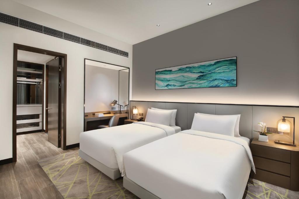 Postel nebo postele na pokoji v ubytování Oakwood Residence Foshan
