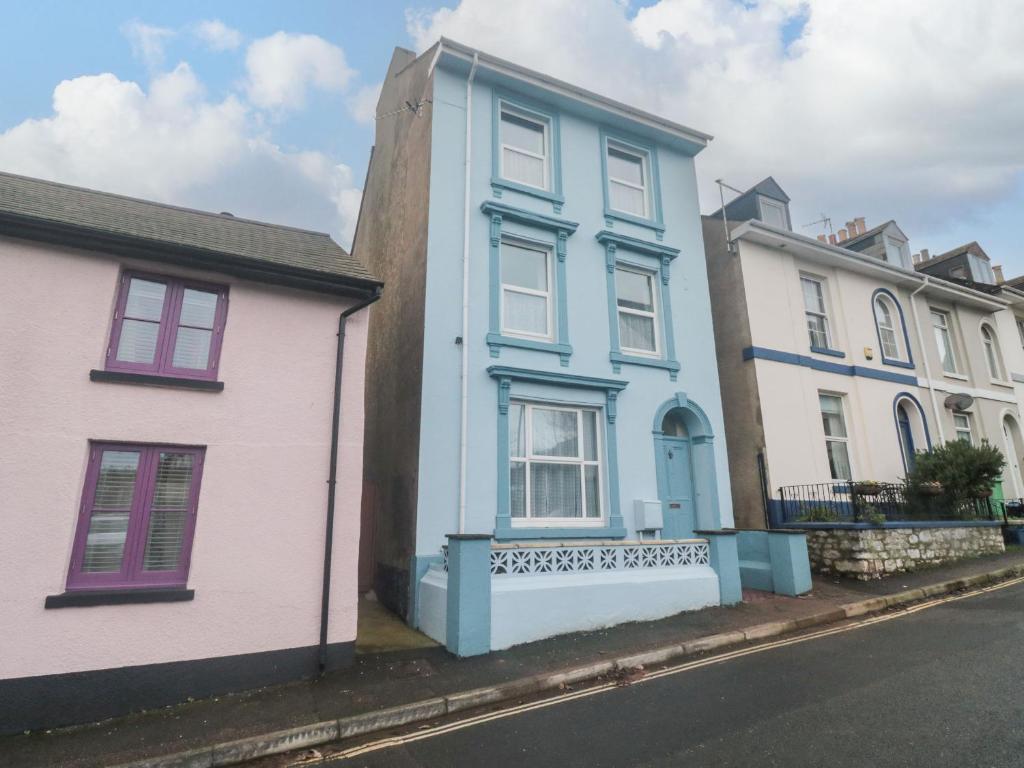 a blue and white house on the side of a street w obiekcie Dunholme House w mieście Teignmouth