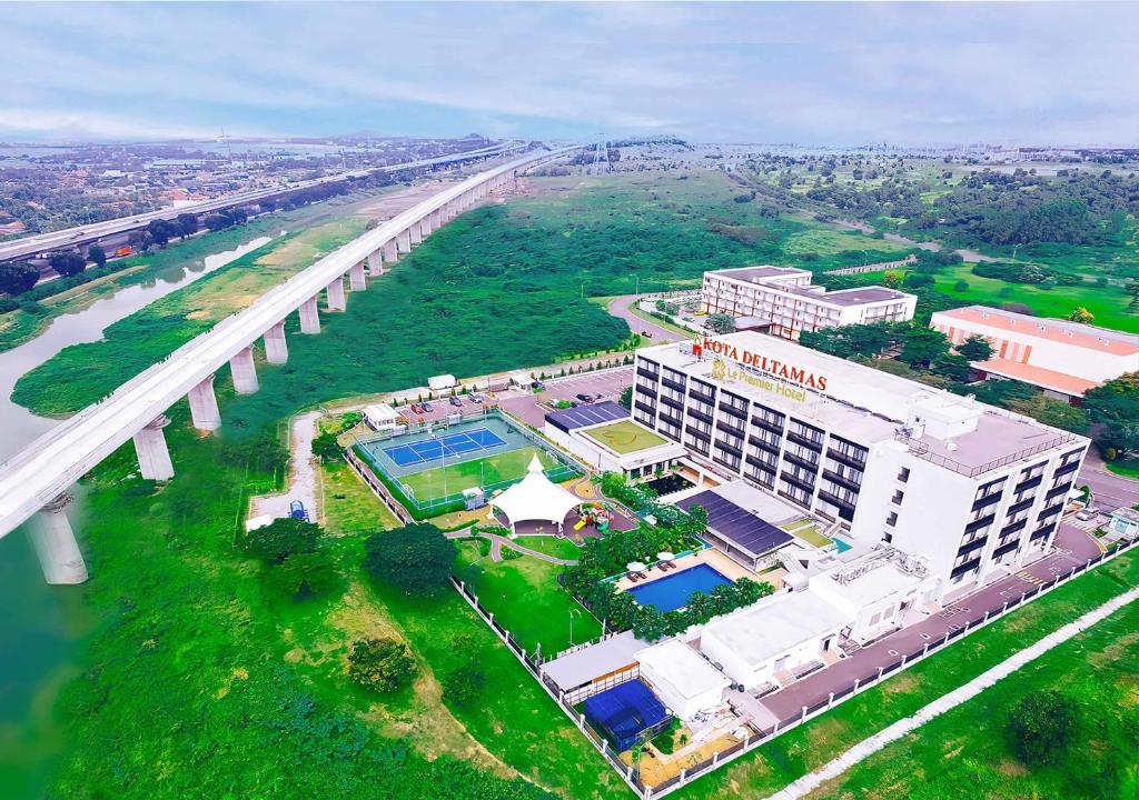 una vista aérea de un hotel y un puente en Le Premier Hotel Deltamas, en Cikarang