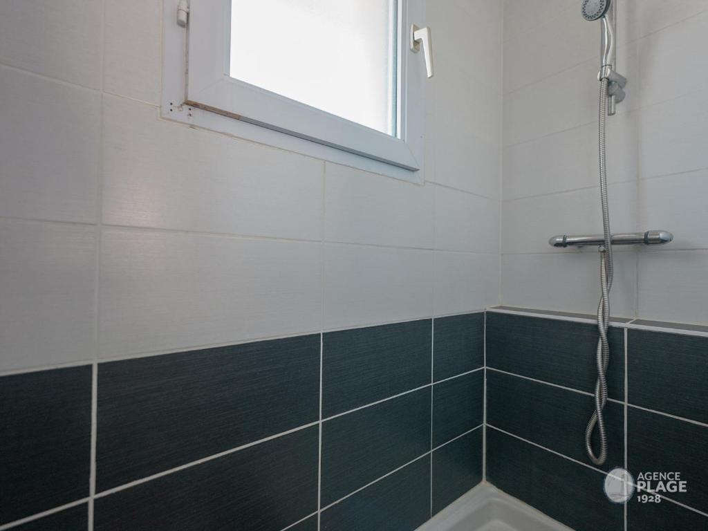 Kúpeľňa v ubytovaní Appartement plage et commerces, balcon, tout confort - FR-1-197-547