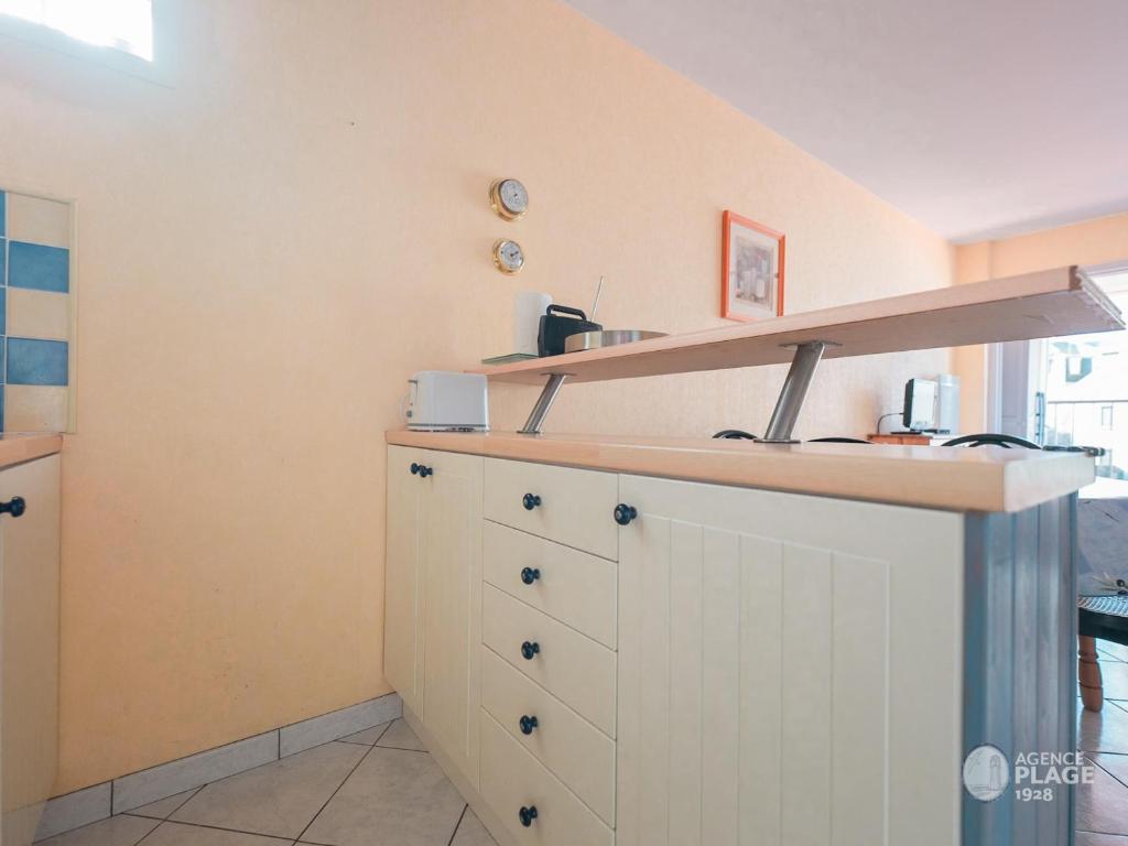 Kuchyňa alebo kuchynka v ubytovaní Appartement plage et commerces, balcon, tout confort - FR-1-197-547