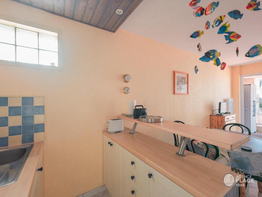 Kuchyňa alebo kuchynka v ubytovaní Appartement plage et commerces, balcon, tout confort - FR-1-197-547