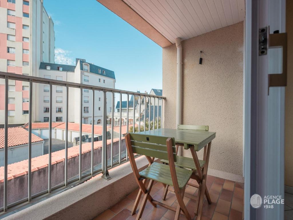 Balkón alebo terasa v ubytovaní Appartement plage et commerces, balcon, tout confort - FR-1-197-547