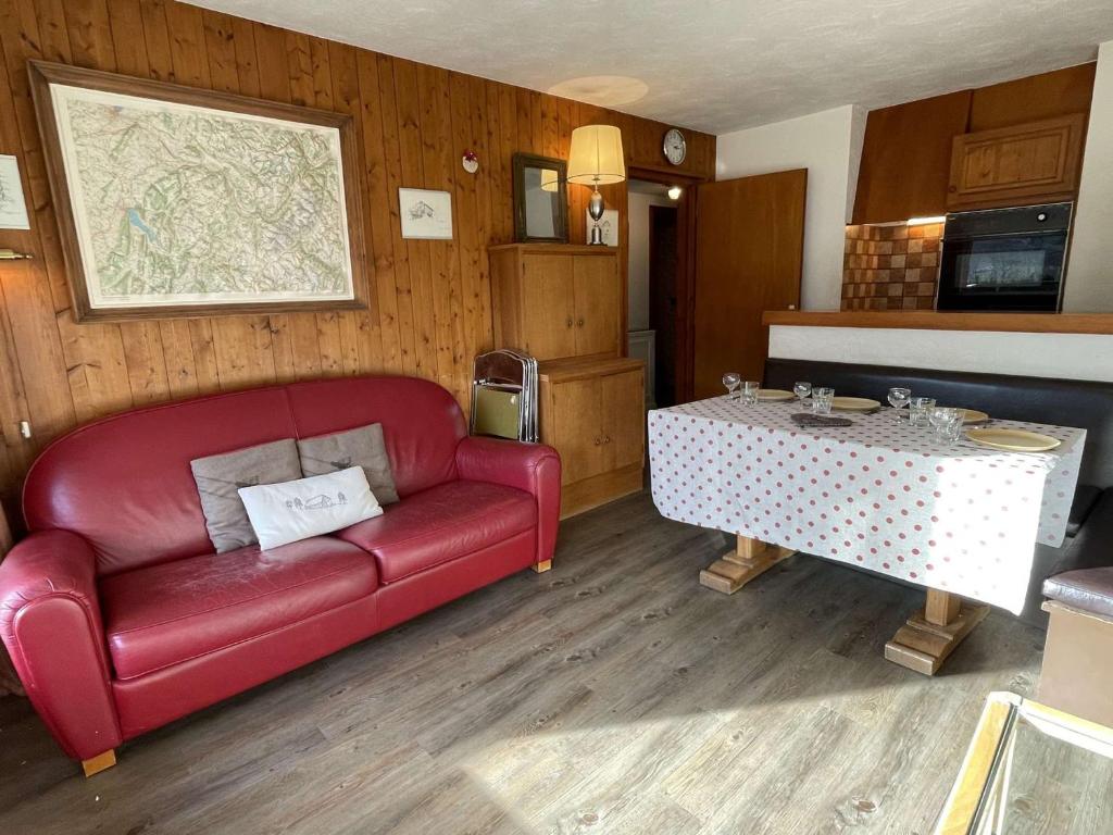 a living room with a red couch and a table at Charmant 2P cabine 35m², proche pistes et village, parking, 4 pers. - FR-1-603-71 in Praz-sur-Arly