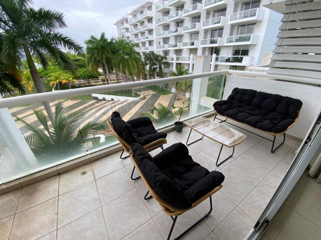 a balcony with chairs and a view of a building at Elegante y espacioso Apartamento en Playa Blanca in Río Hato