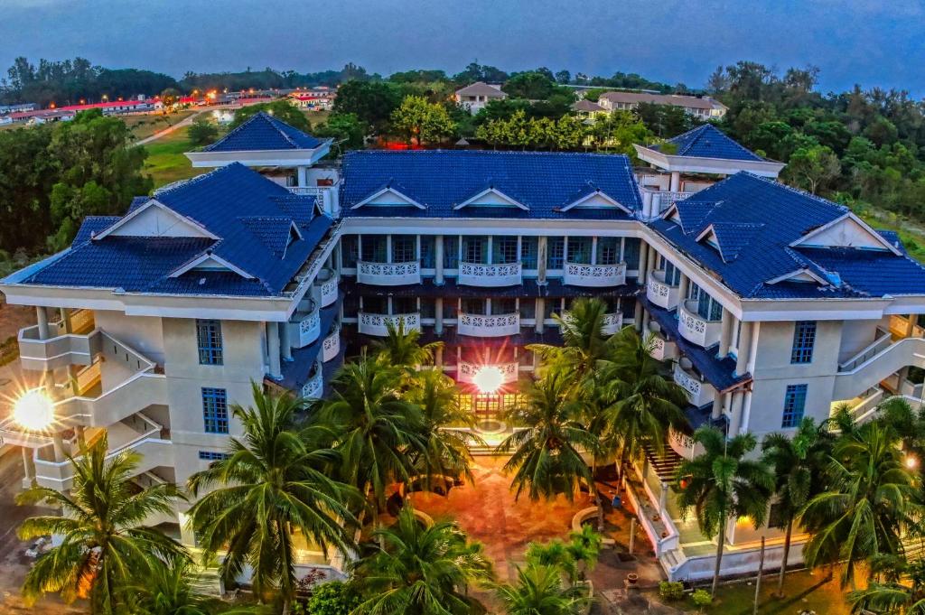 uma vista aérea do resort em Long Sands Port Dickson em Porto Dickson