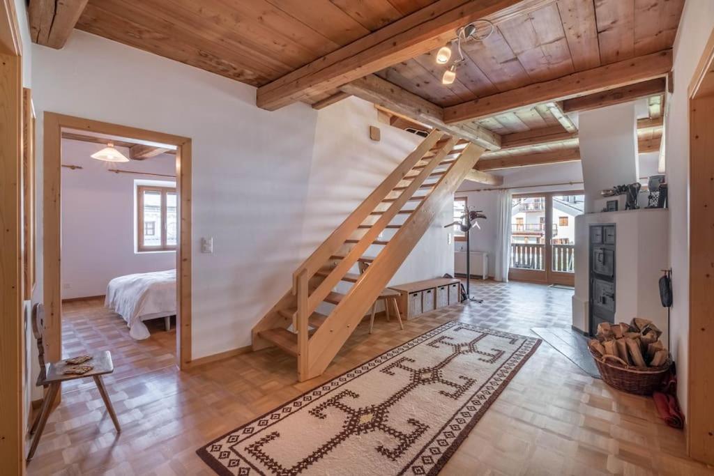 Großes Zimmer mit einer Treppe und einem Schlafzimmer in der Unterkunft Ferienwohnung Scaletta in Scuol