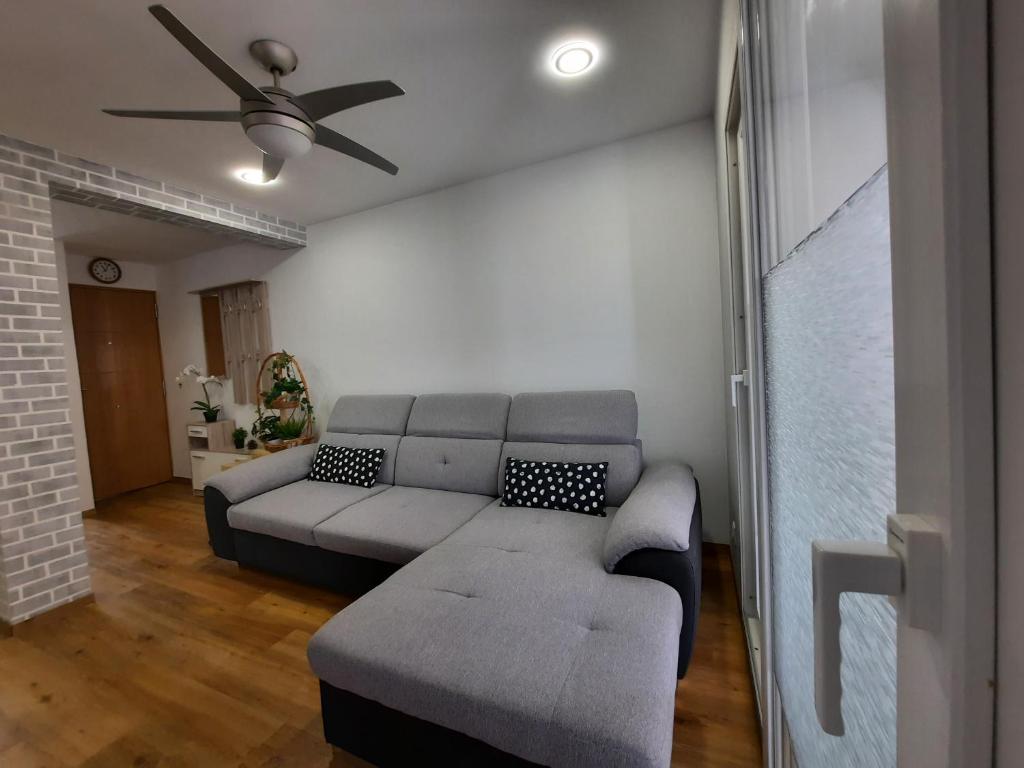 salon z kanapą i wentylatorem sufitowym w obiekcie Sunshiny Costa del Sol - BEACH APARTMENT w mieście Fuengirola