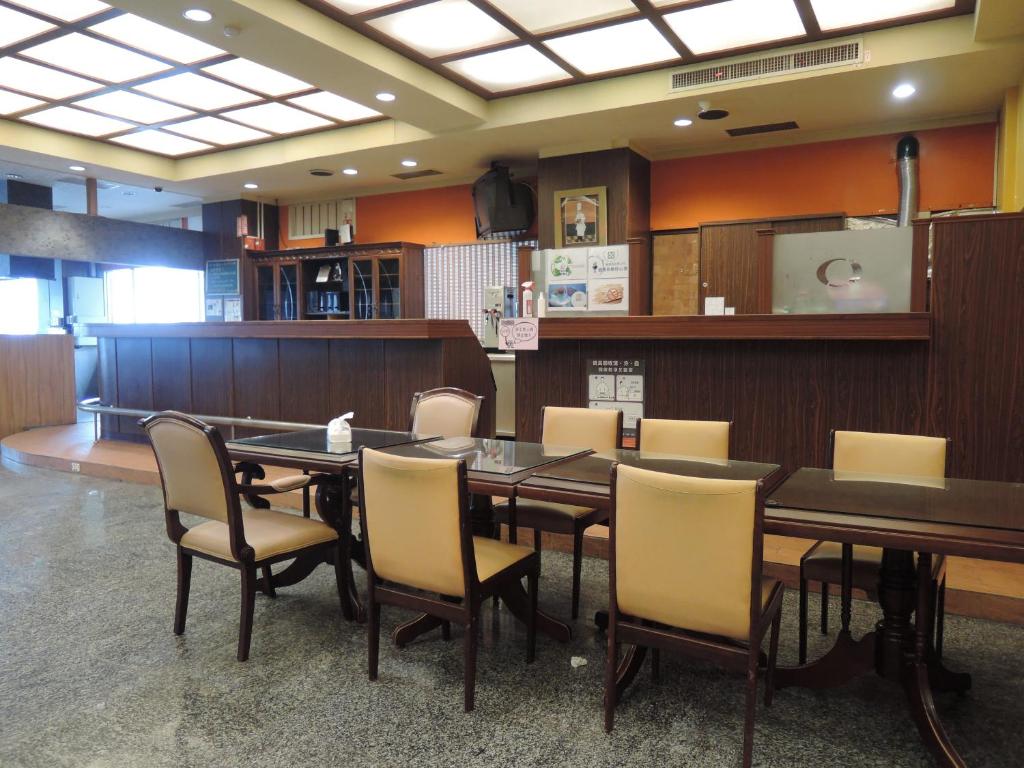 - une salle à manger avec une table et des chaises dans l'établissement Guide Hotel Changhua Jhongjheng, à Changhua