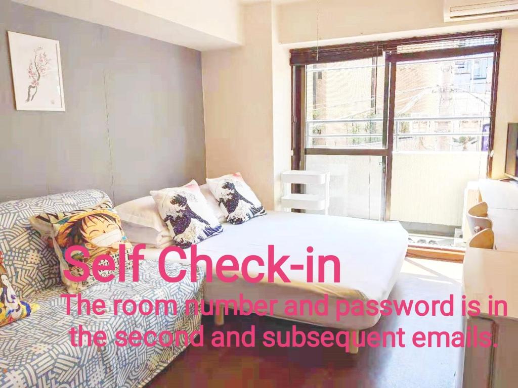 Cette chambre comprend un lit et une fenêtre. dans l'établissement Kiki LM -- Self Check-in -- Room Number & Password is in the following email, à Tokyo