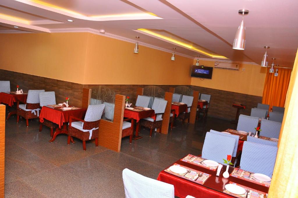 Restaurace v ubytování RATNA FOREVER NITTE