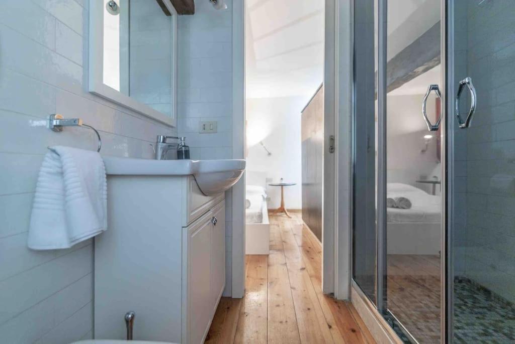 A bathroom at Via dei Cestari loft