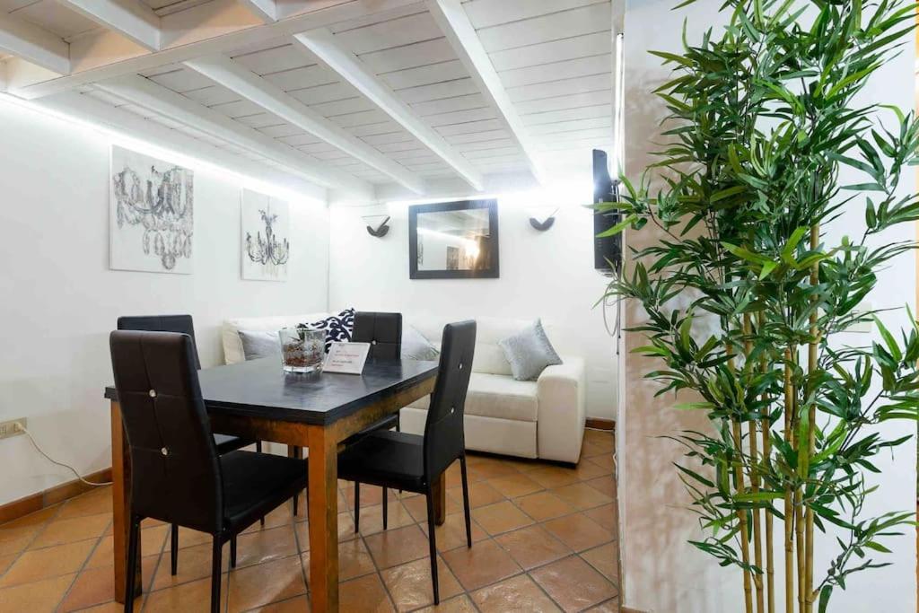 A seating area at Via dei Cestari loft