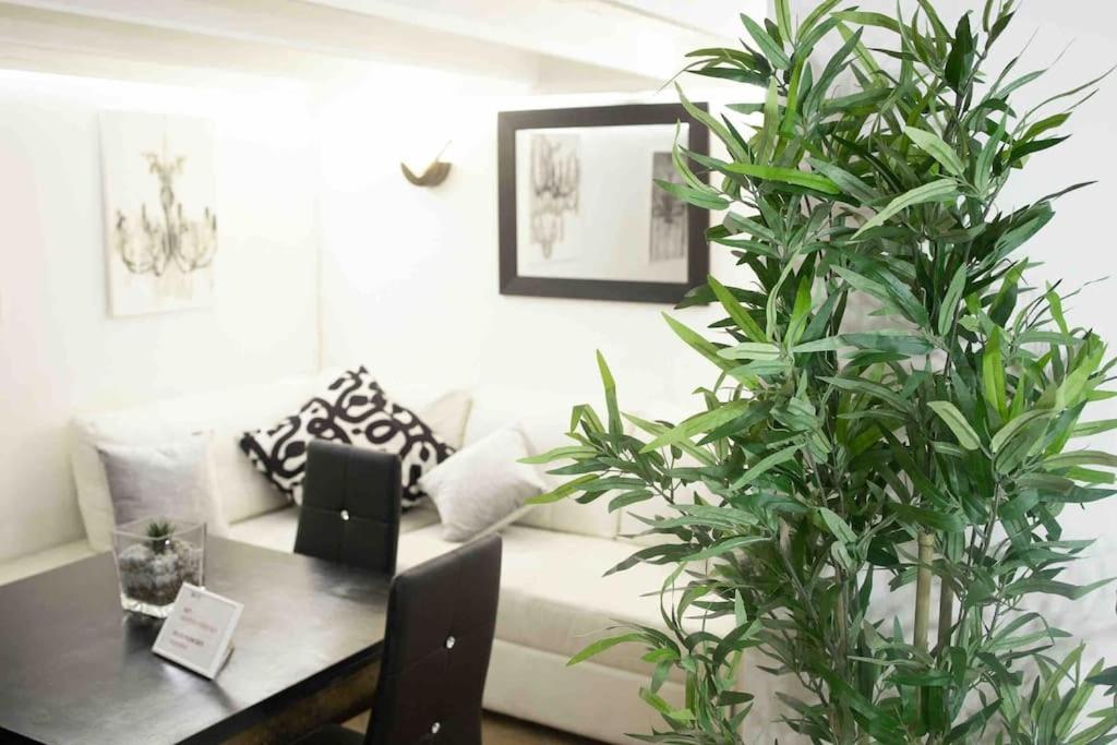 A seating area at Via dei Cestari loft
