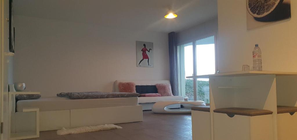 ein Wohnzimmer mit einem Sofa und einem Stuhl in der Unterkunft Ferienwohnung am Bodensee mit Seesicht und Wellness in Rorschacherberg