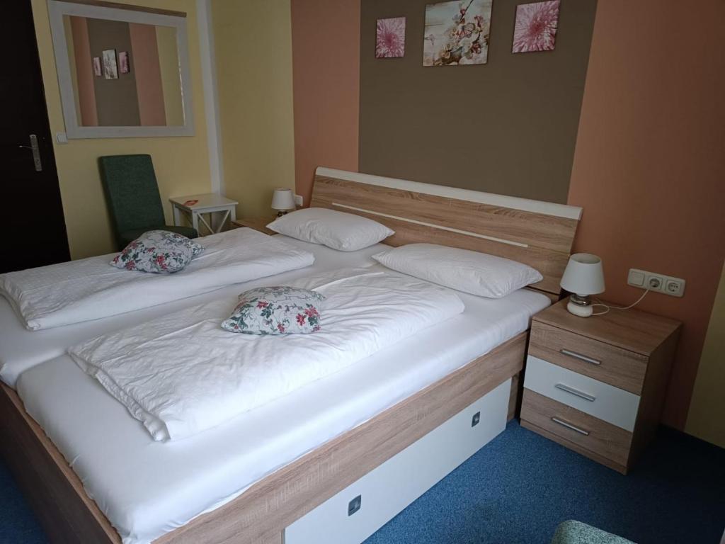 Postel nebo postele na pokoji v ubytování Garni Hotel Post