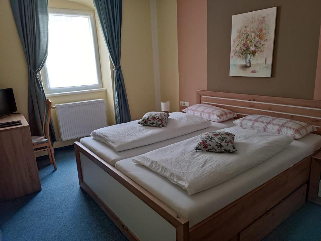 Postel nebo postele na pokoji v ubytování Garni Hotel Post