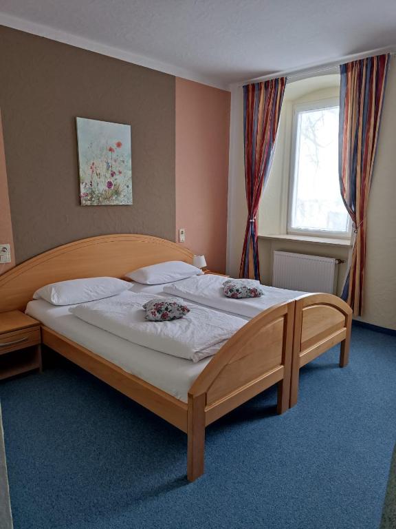 Postel nebo postele na pokoji v ubytování Garni Hotel Post