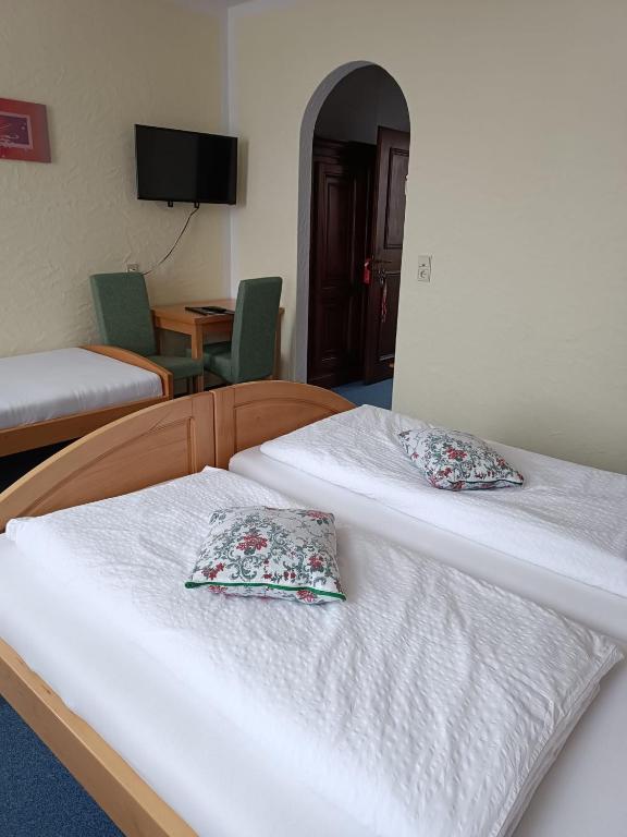 Postel nebo postele na pokoji v ubytování Garni Hotel Post