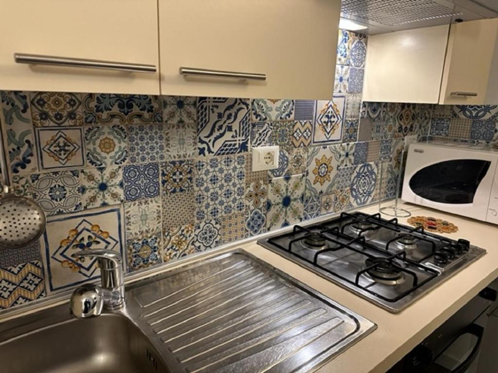 Kuchnia lub aneks kuchenny w obiekcie Varazze Apartment