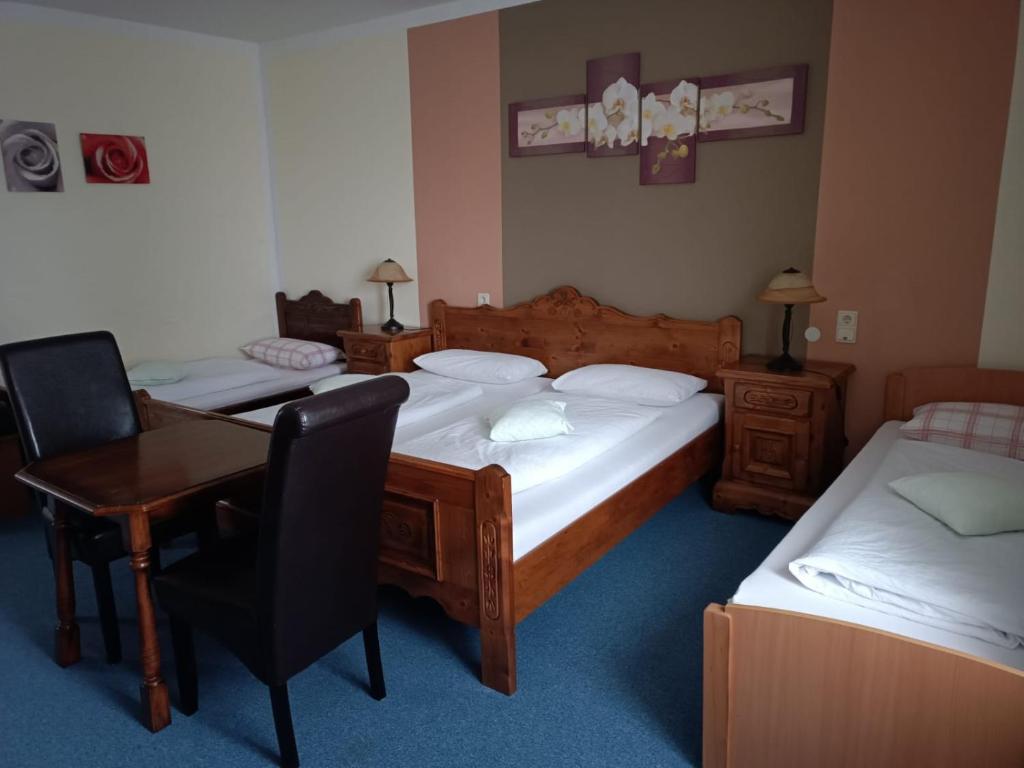 Postel nebo postele na pokoji v ubytování Garni Hotel Post