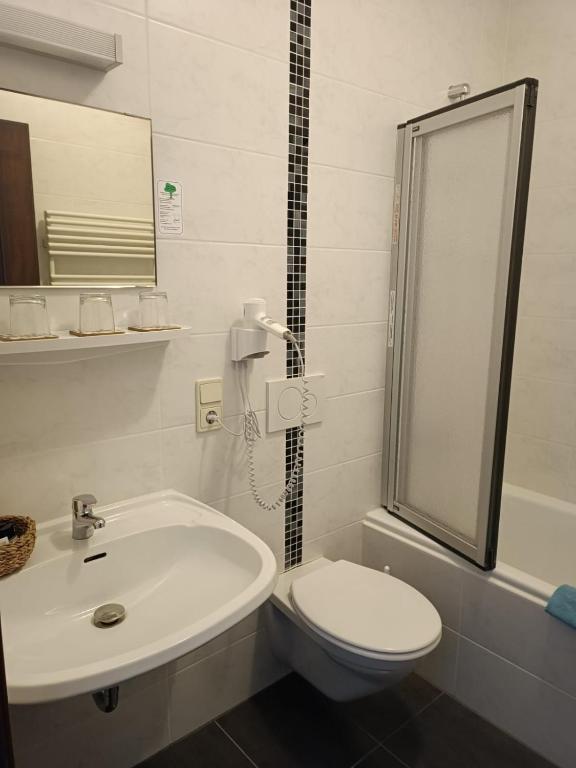Koupelna v ubytování Garni Hotel Post
