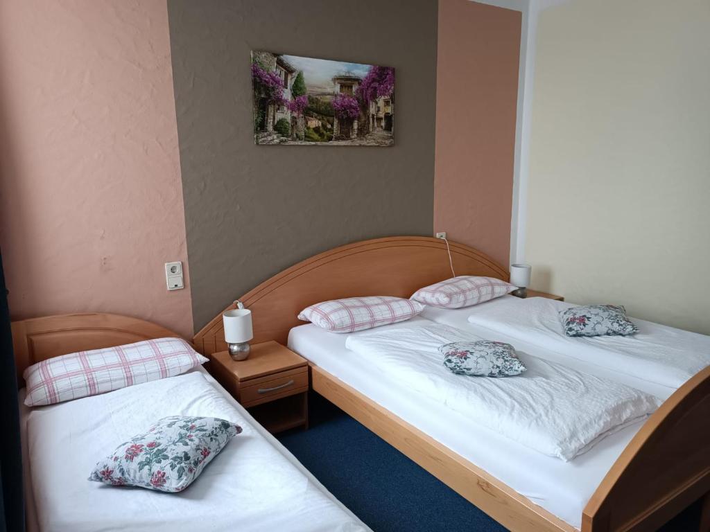 Postel nebo postele na pokoji v ubytování Garni Hotel Post
