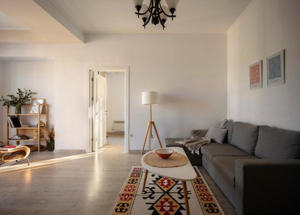 Modern apartment In Dilijan with great view的休息区