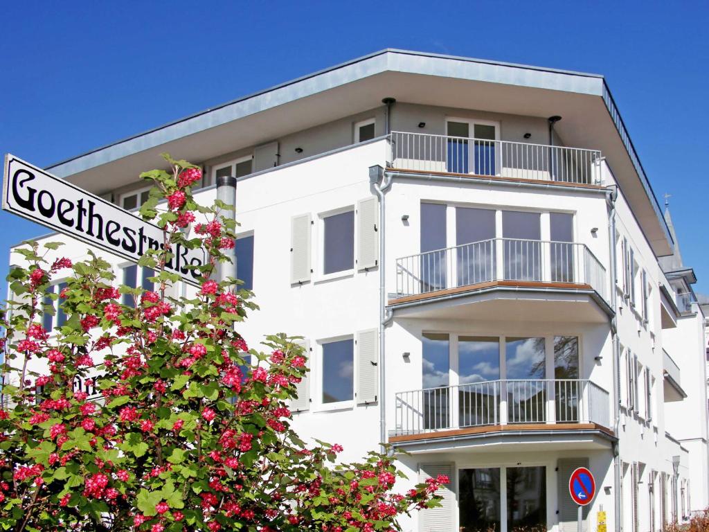 ビンツにあるStrandhaus Seeblick - WG16 mit Meerblickの白い建物