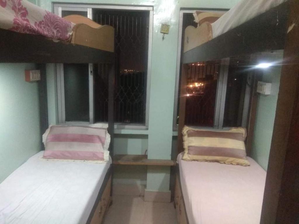 Uma cama ou camas num quarto em Shiva Guest House