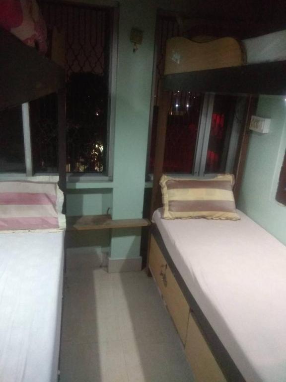 Uma cama ou camas num quarto em Shiva Guest House