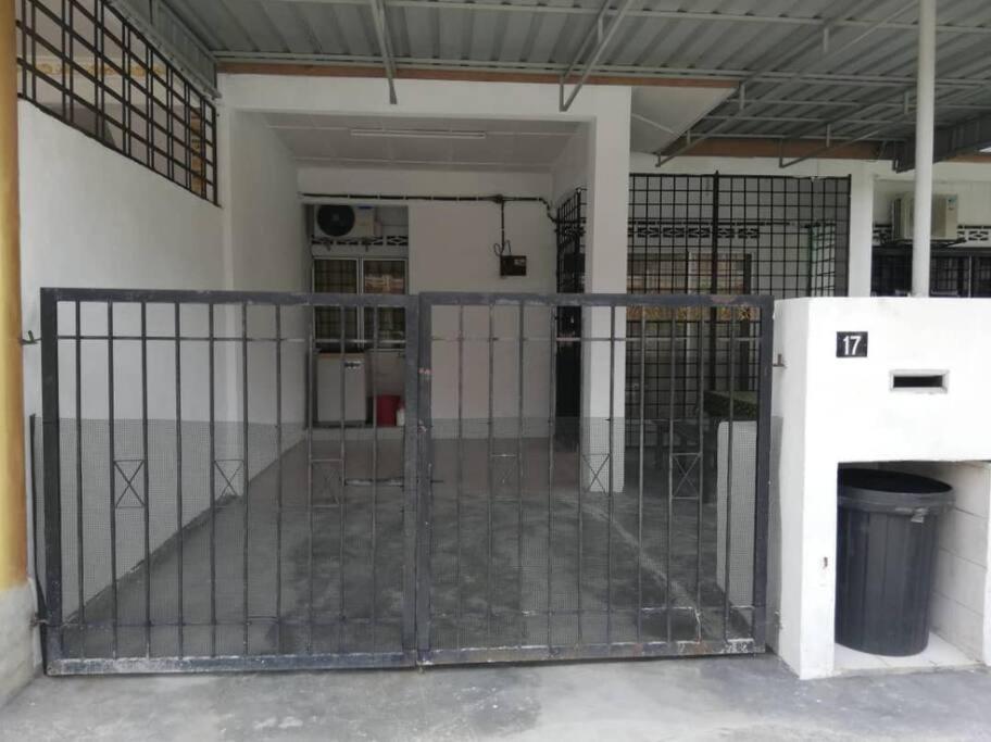 バンティングにあるD'Haja 17 KLIA SEPANG with 2 Airconds & Wi-Fiのゴミ箱付きの部屋の金門