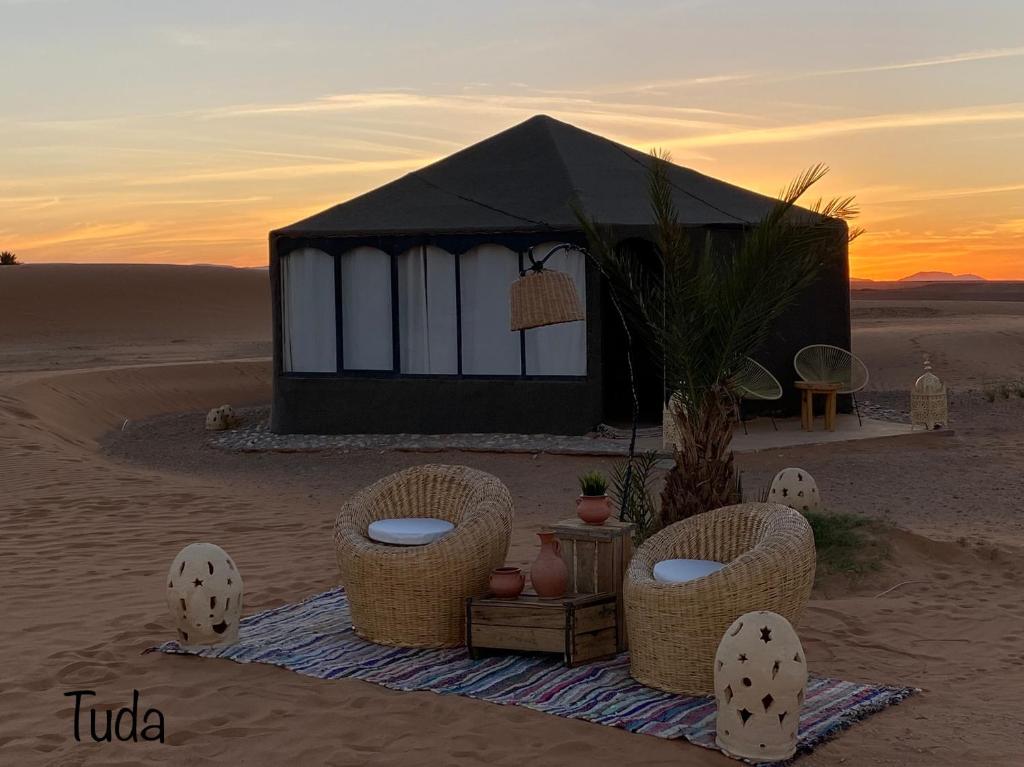 Východ nebo západ slunce při pohledu z luxury tent nebo okolí