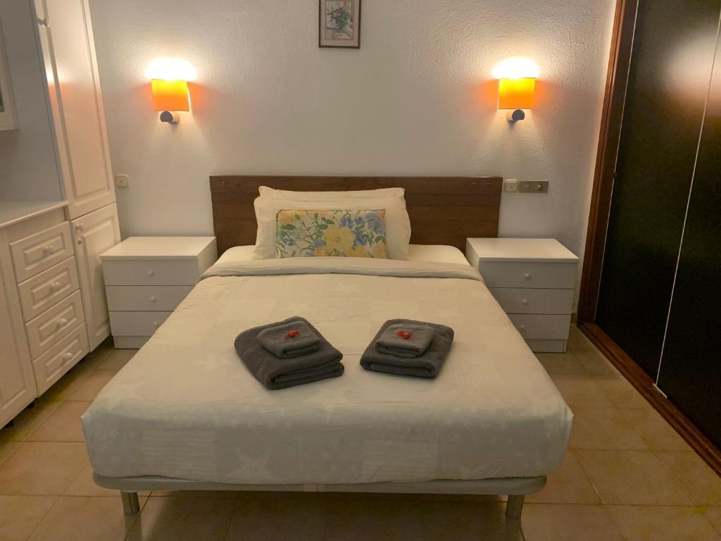 Postel nebo postele na pokoji v ubytování Aphotel Paraiso del Sur in centro città, Wifi personale, vista mare con terrazza, ristoranti e Pub adiacenti, taxi e bus, atelier cura alla persona, Farmacia con medico