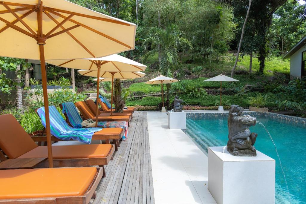 Bazén v ubytování Thalassa Dive & Wellbeing Resort Manado nebo v jeho okolí