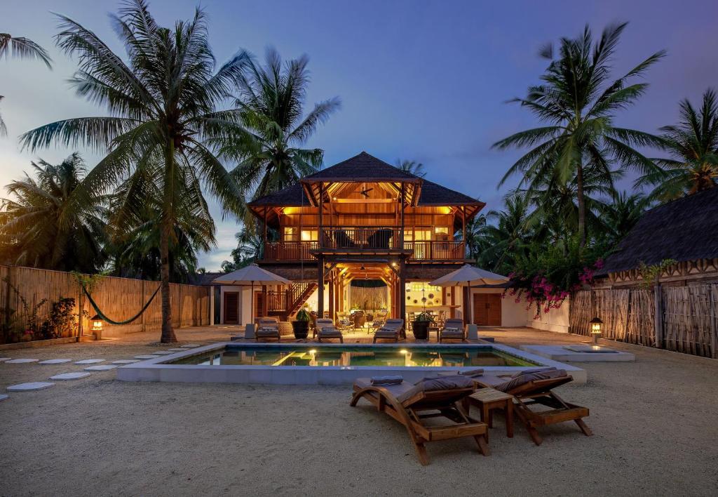 een huis met een zwembad ervoor bij Villa Terra in Gili Trawangan
