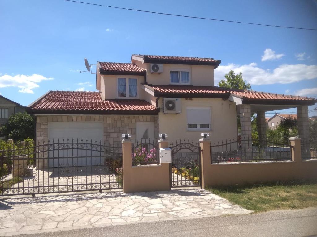 uma casa com uma cerca em frente em Villa Brabant em Stolac