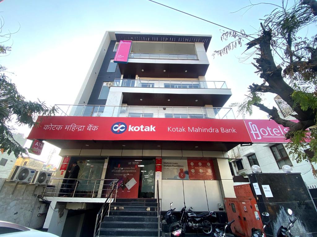 hotel z czerwonym napisem przed budynkiem w obiekcie The Metro Stay By F9 Hotels-Near Sector 18 Metro Station Noida w mieście Noida