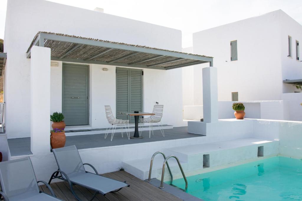 dom z basenem, stołem i krzesłami w obiekcie Villa Lino w mieście Skiros