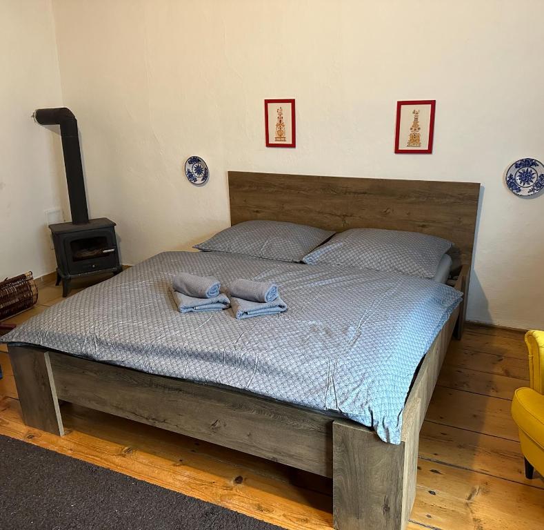 Postel nebo postele na pokoji v ubytování Chalupa u Janov