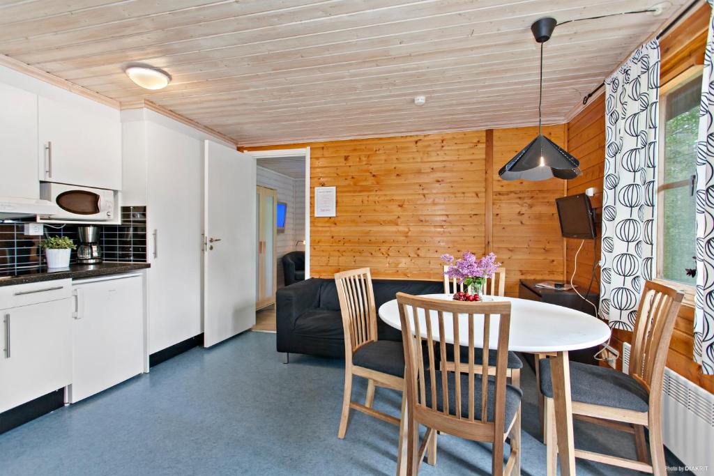 Kuchyň nebo kuchyňský kout v ubytování First Camp Nydala-Umeå